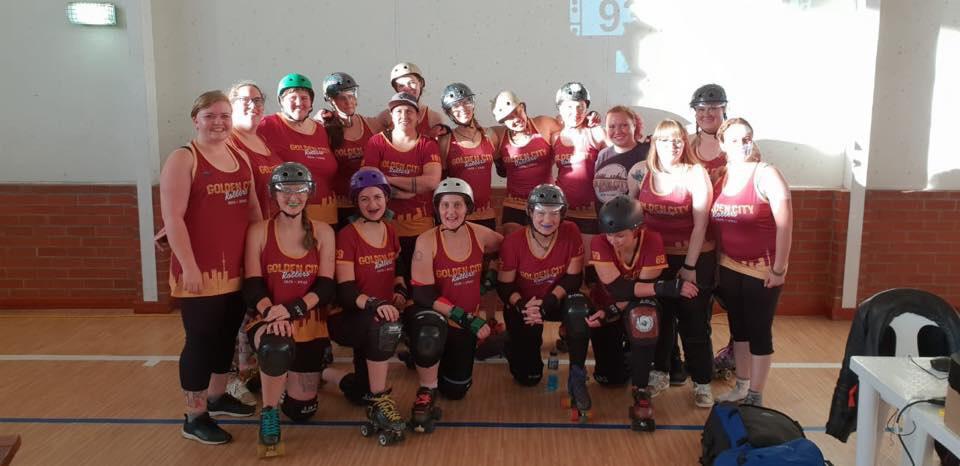 Team photo of Golden City Rollers competitive roster, at NDF2018.