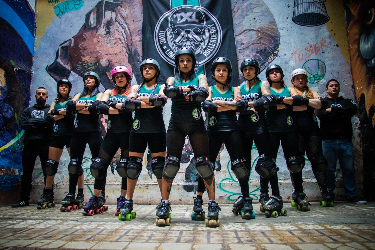 Group photo of Toxic Lima Roller Derby, lined up in arrow formation.